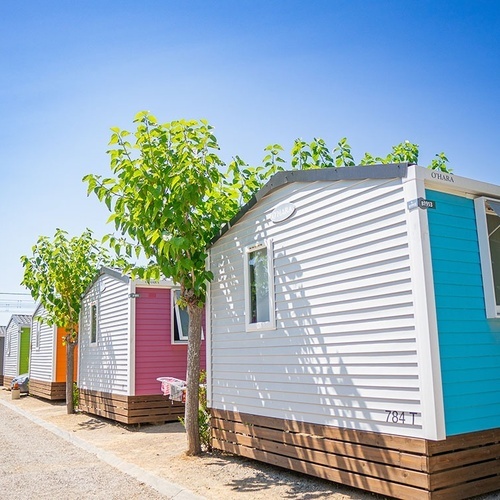 varias casas móviles de colores están alineadas una al lado de la otra