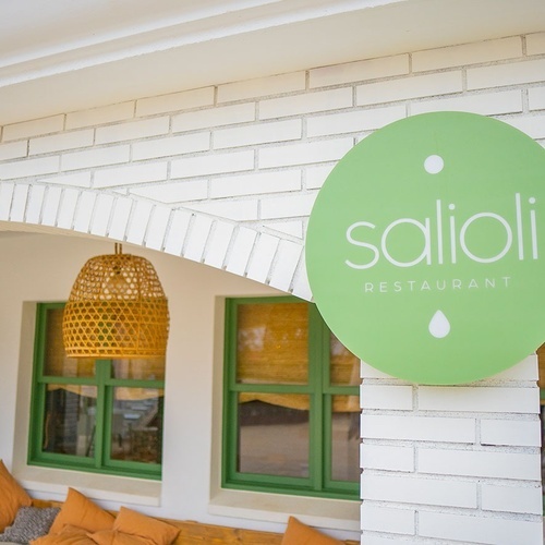 un restaurante salioli está ubicado en un edificio de ladrillo blanco