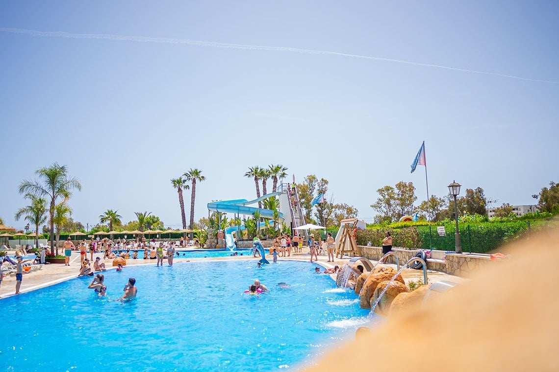 un hombre y una mujer se relajan en una piscina