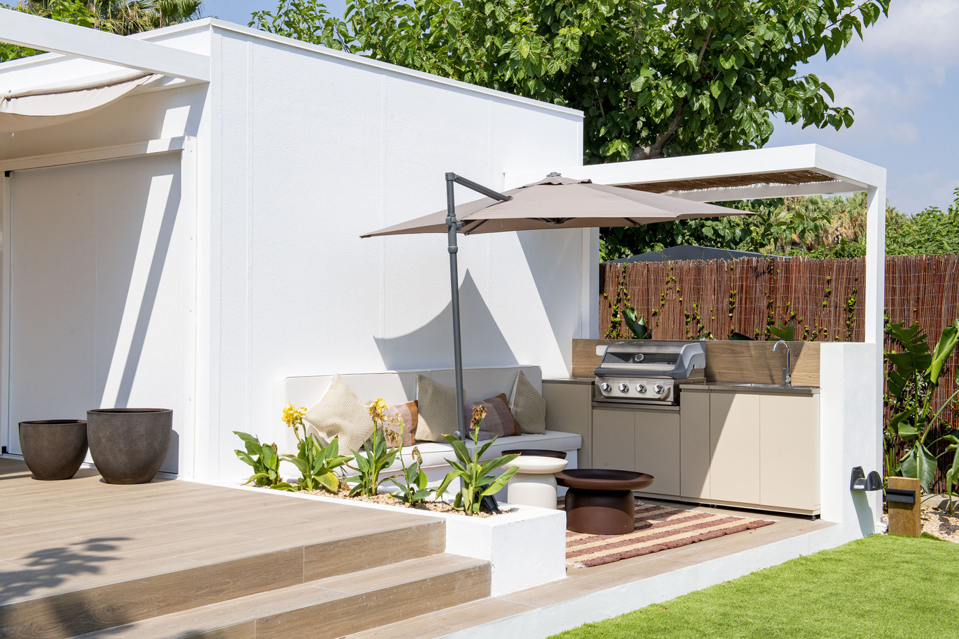 Terrasse de luxe avec cuisine extérieure et coin salon pour votre Creixell camping & family resort.