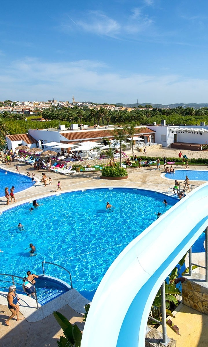 un hombre y una niña están en la recepción de un hotel