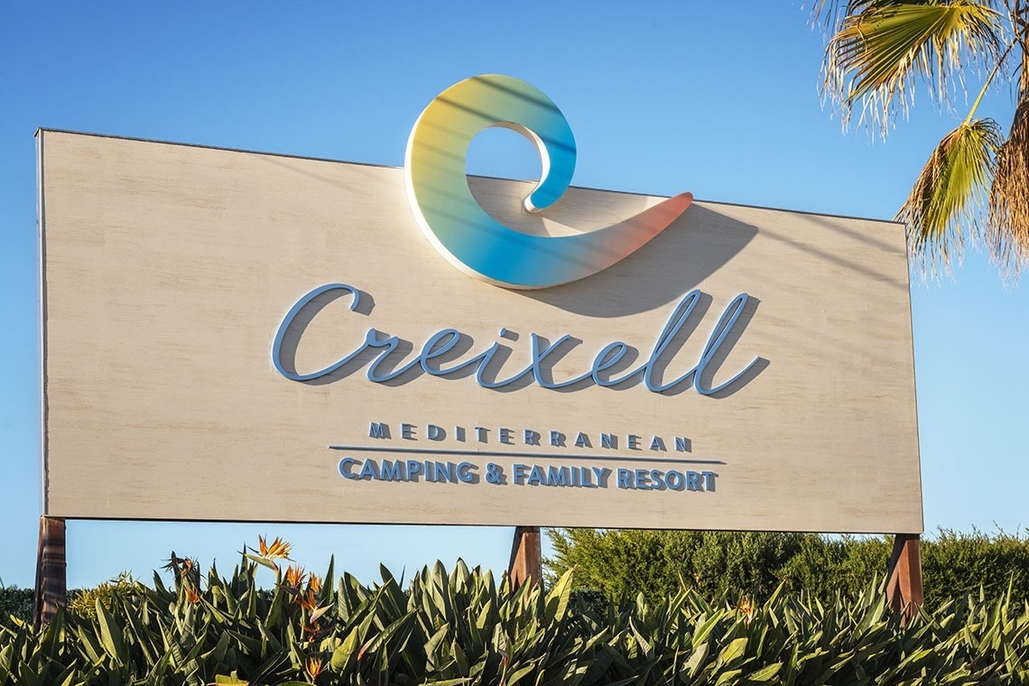 un cartel que dice creixell mediterranean camping & family resort