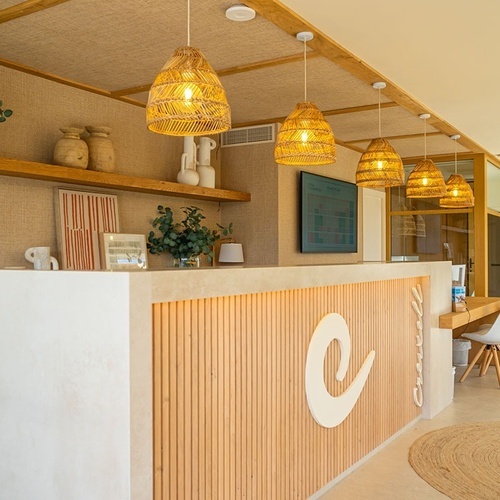 un mostrador de madera con la letra c en la parte superior