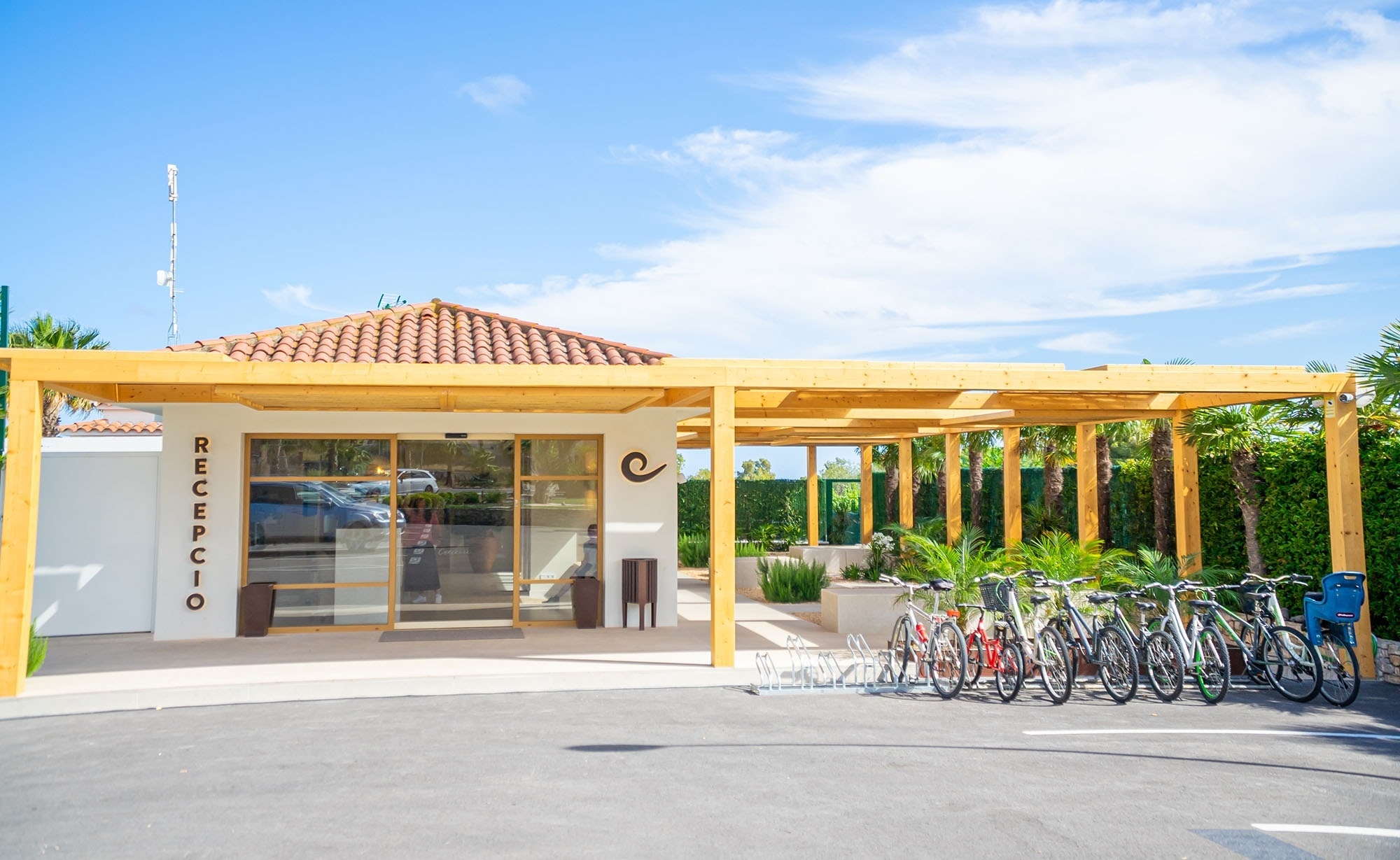 un grupo de personas nadando en una piscina con un tobogán