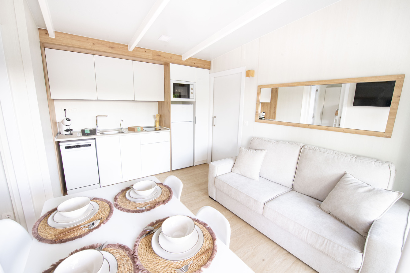 Appartement avec cuisine équipée, coin repas et salon. Creixell camping & family resort.