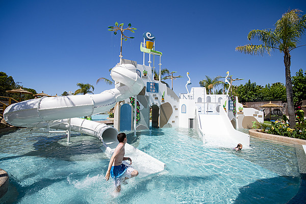 Parque acuático en Creixell Camping & Family Resort con toboganes y diversión.