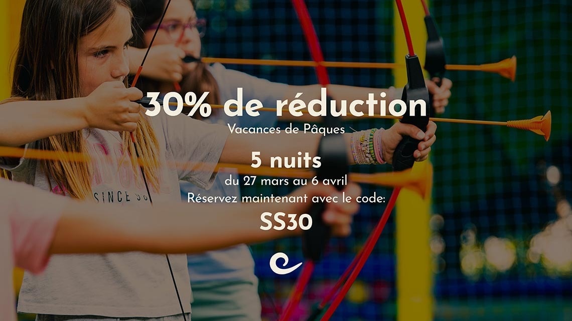 une famille regarde le coucher du soleil sur la plage