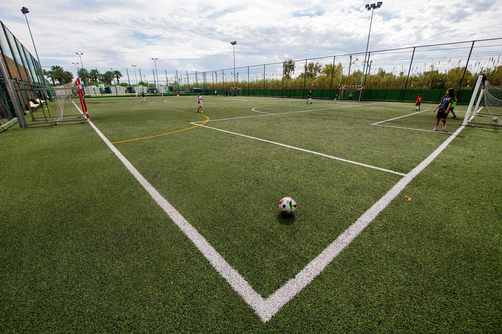 una bebida roja con una pajita en la playa