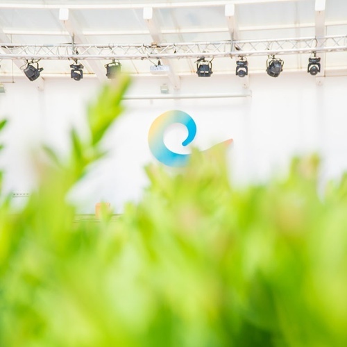 un fondo blanco con un círculo azul en el medio