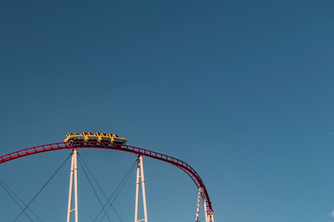 una mujer lava un coche con una manguera de alta presión