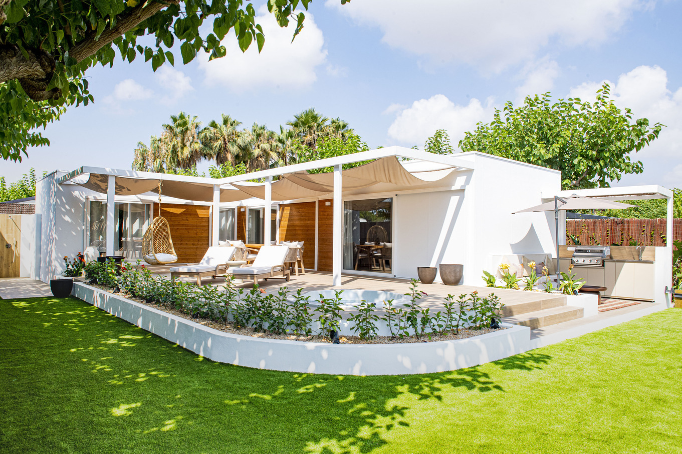 Resort familial Creixell : piscine, terrasse moderne, palmiers.