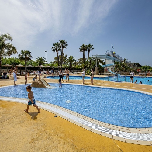 un grupo de personas se divierten en una piscina con un tobogán
