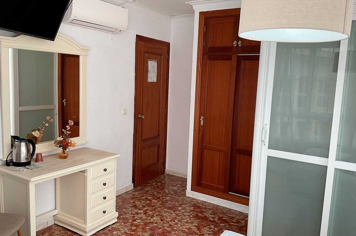 una habitación con un escritorio y un espejo