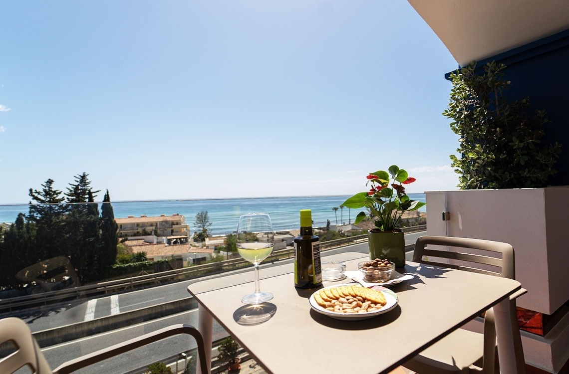 una vista aérea de una ciudad con montañas en el fondo