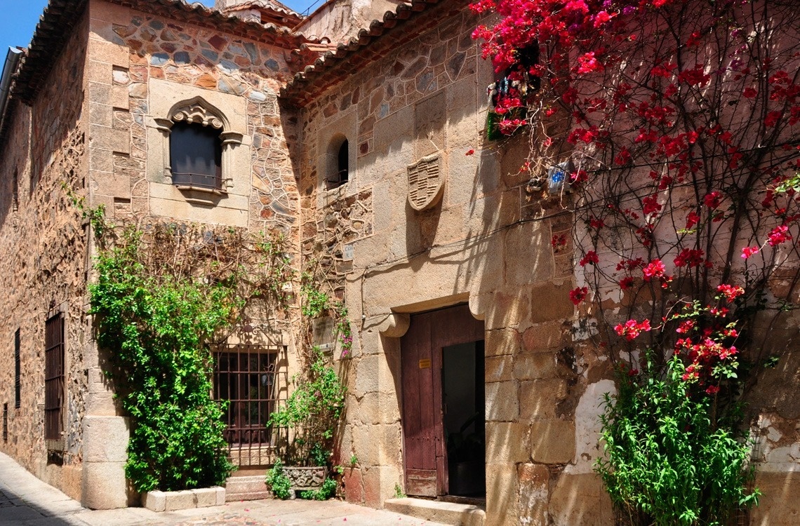 un grupo de personas se sienta en la piscina con bebidas en sus manos