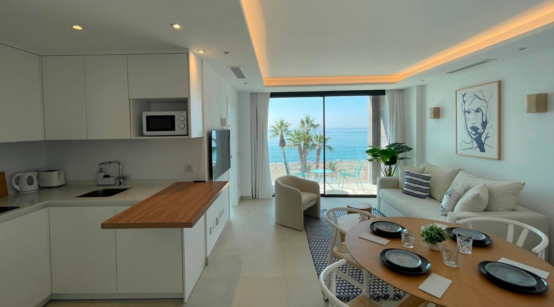 una playa con palmeras y el océano en el fondo