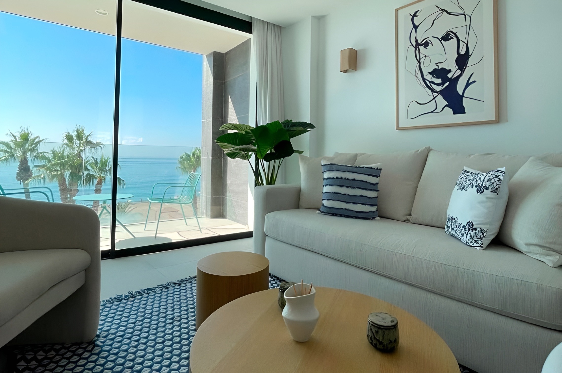 una ventana con una rejilla de hierro forjado y flores dentro