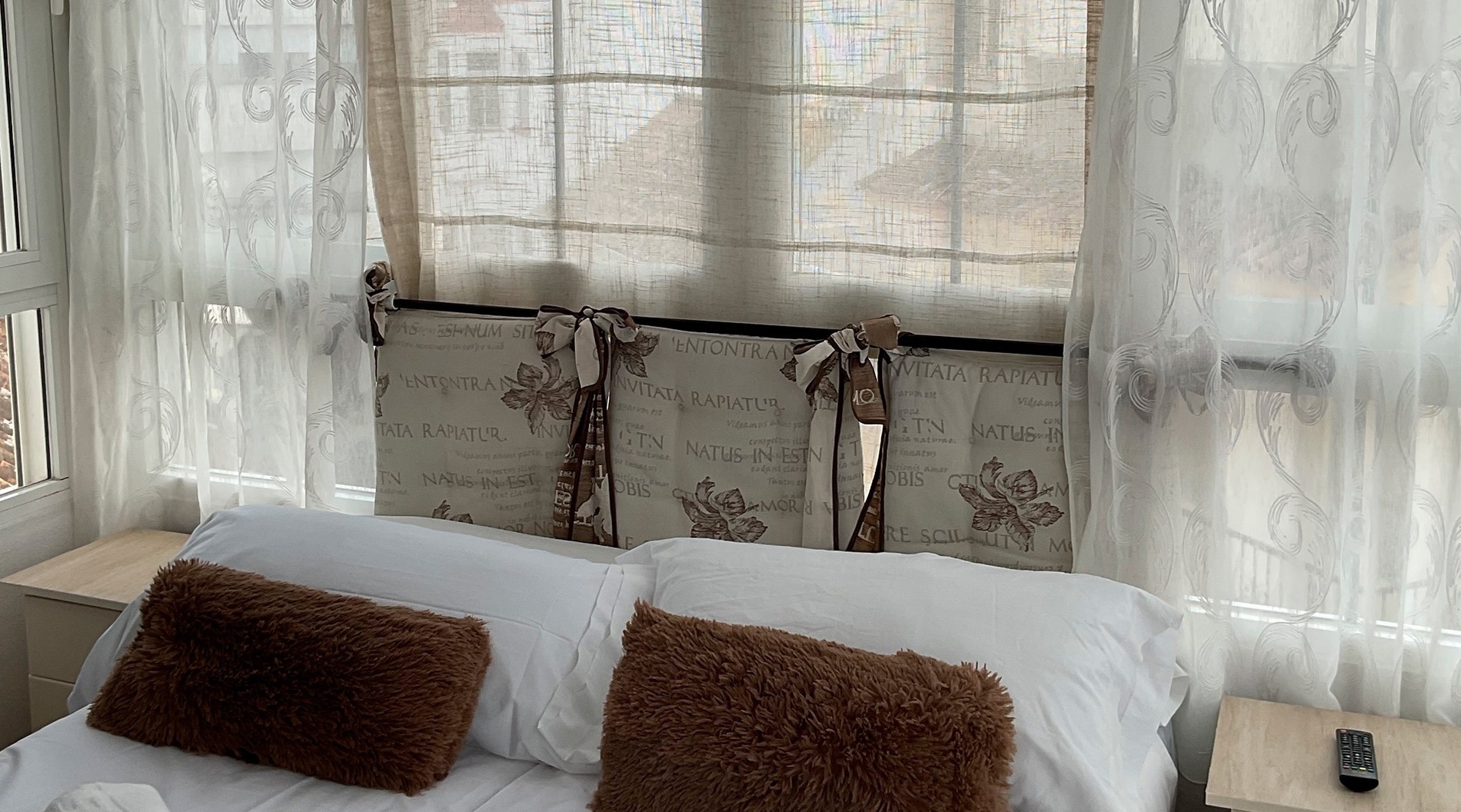 una playa con palmeras y el océano en el fondo