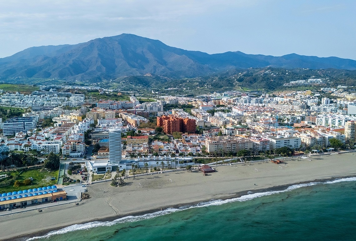 una vista aérea de una ciudad con montañas en el fondo