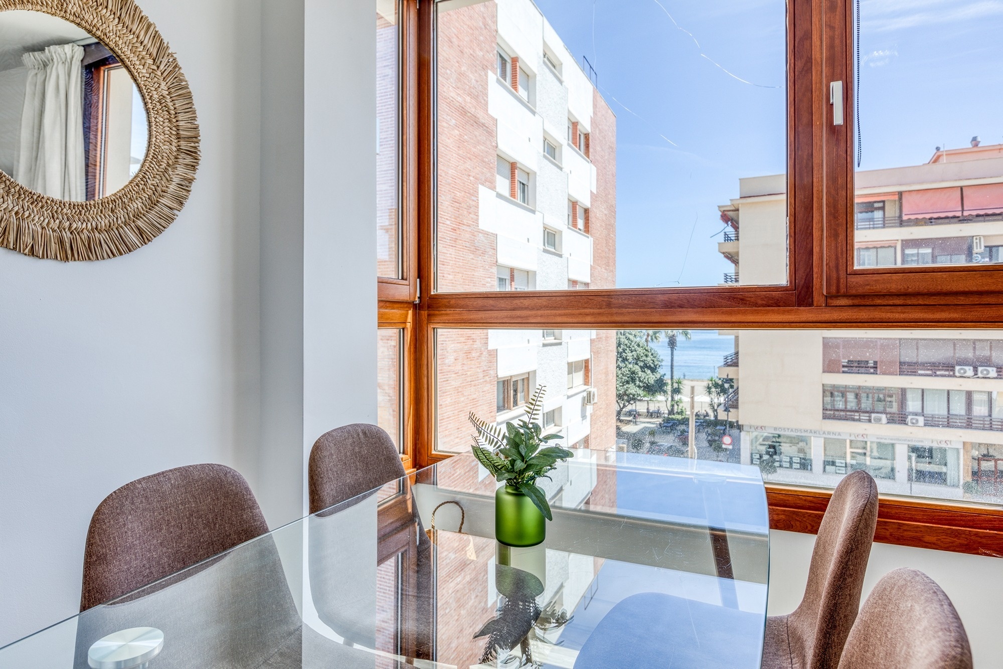 una habitación con un escritorio y un espejo