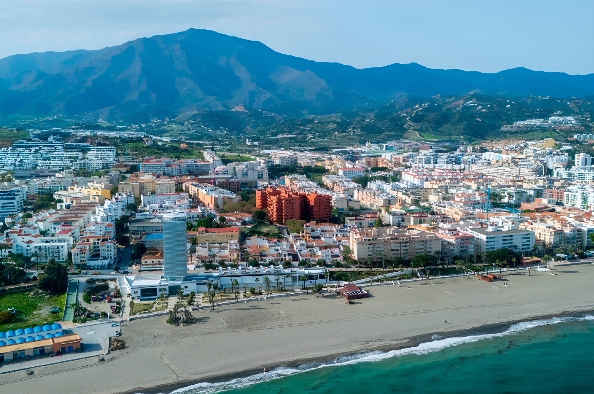 una vista aérea de una ciudad con montañas en el fondo