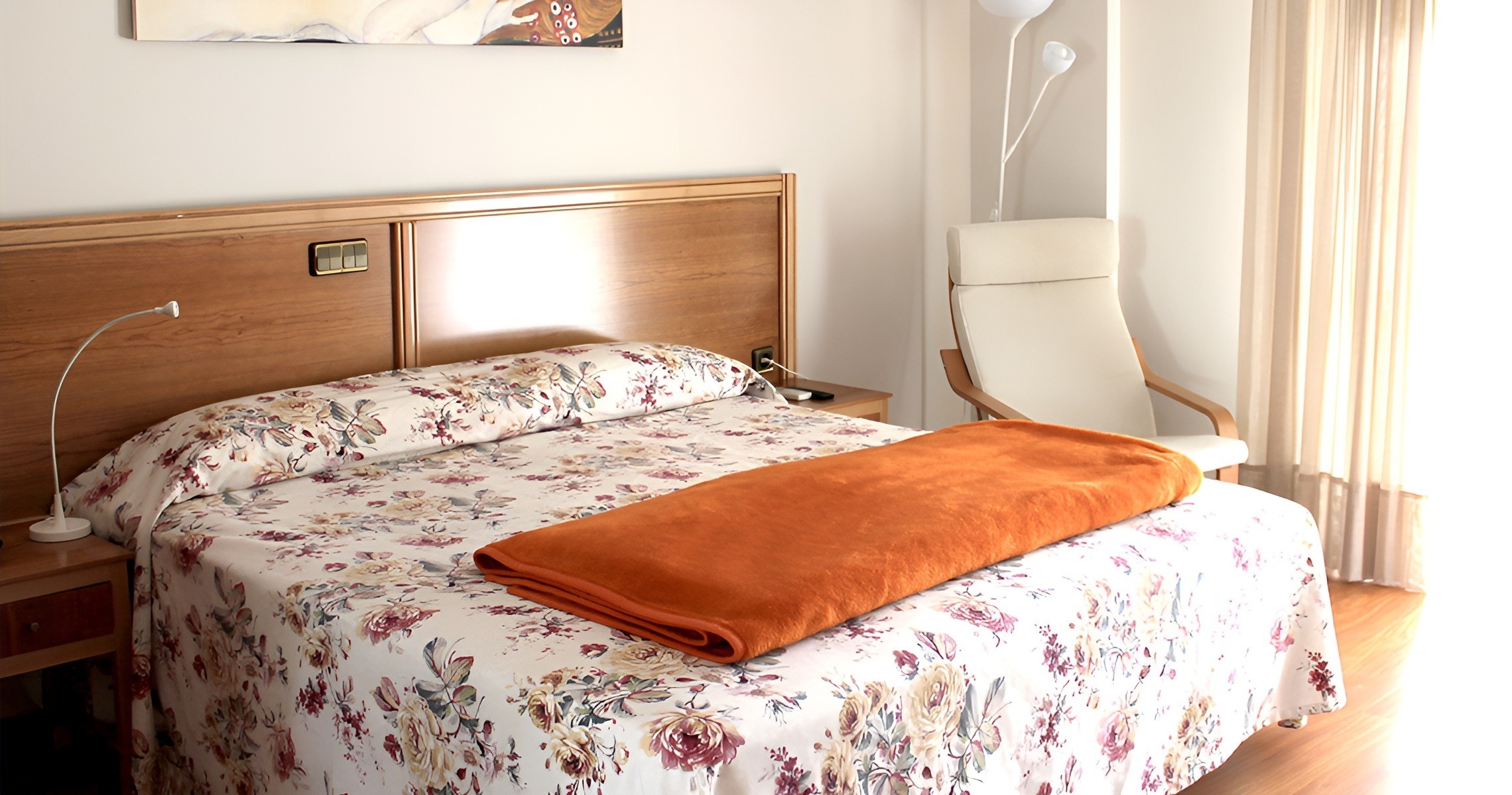 un primer plano de una maceta azul y blanca con flores rojas