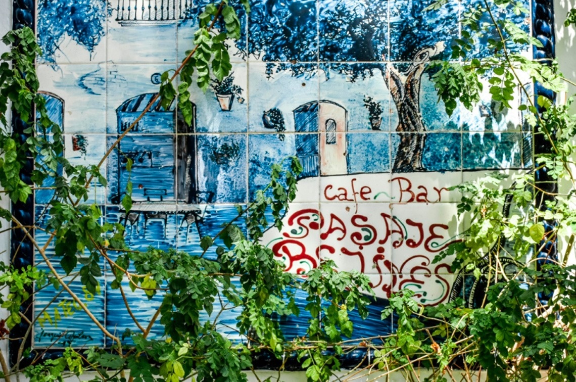 un mural azul y blanco que dice cafe bar