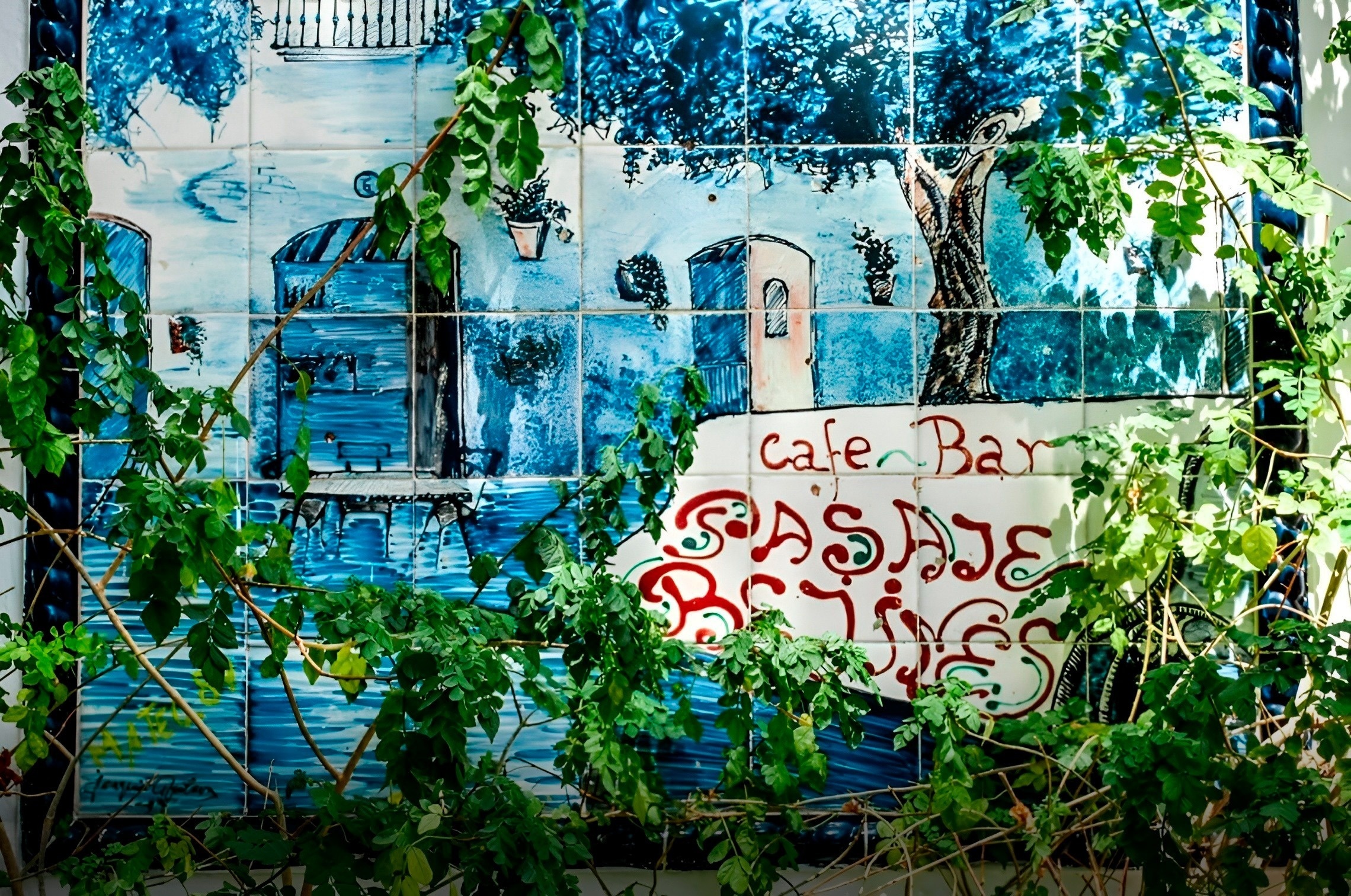 un mural azul y blanco que dice cafe bar
