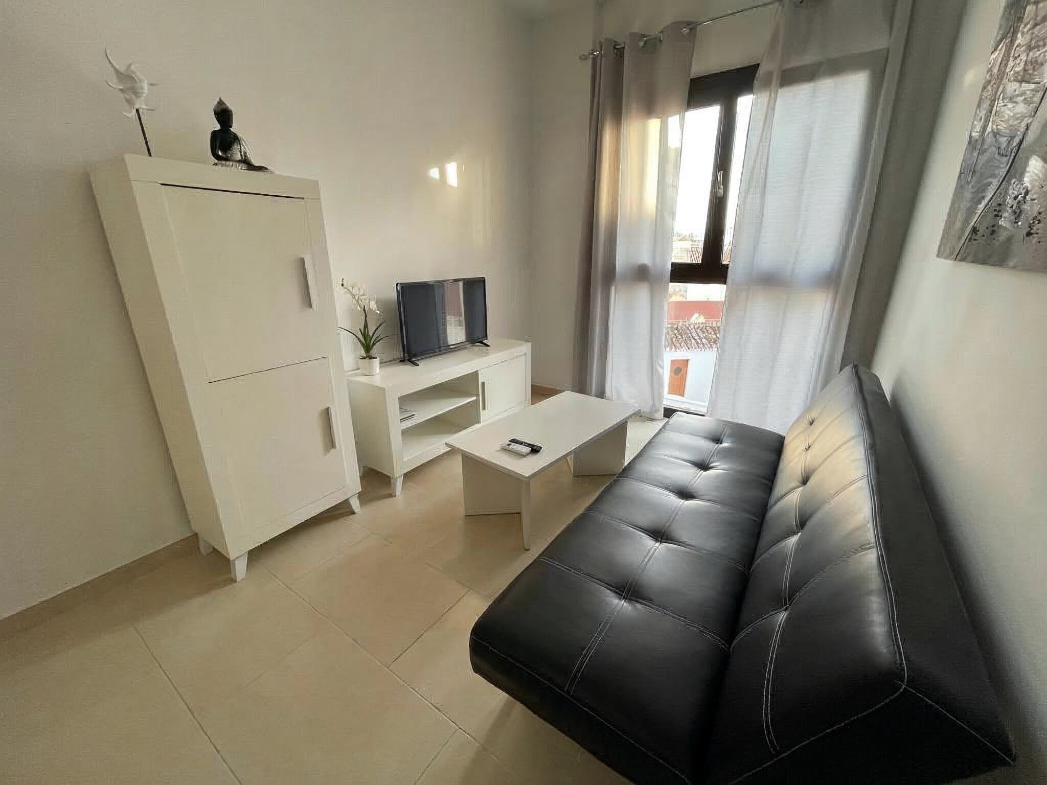 una habitación con dos camas , un escritorio y una televisión