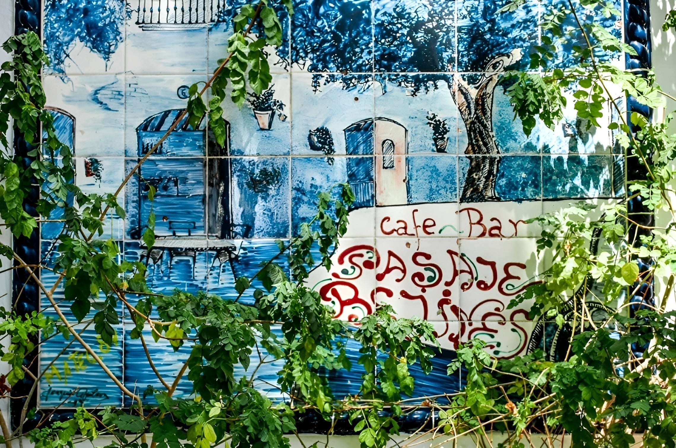 un mural azul y blanco que dice cafe bar