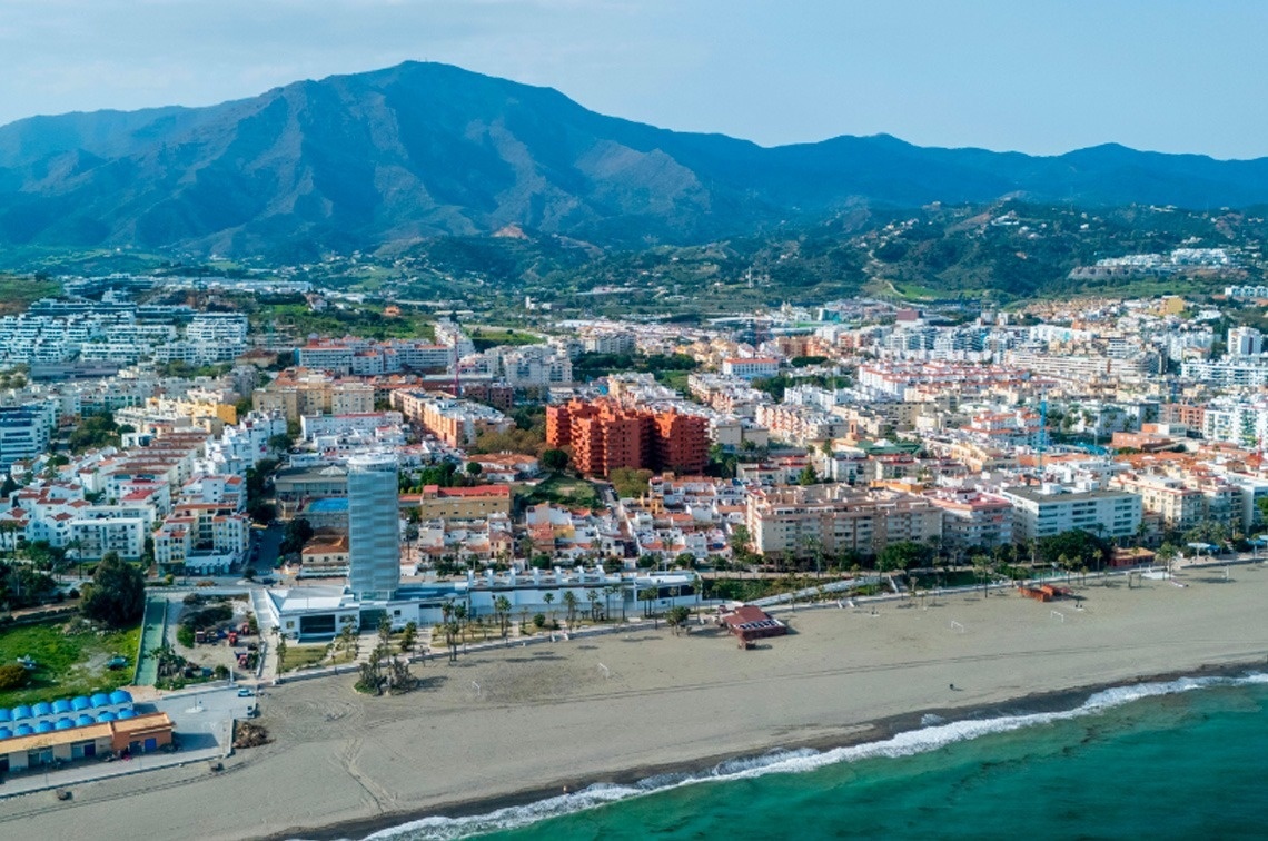 una vista aérea de una ciudad con montañas en el fondo