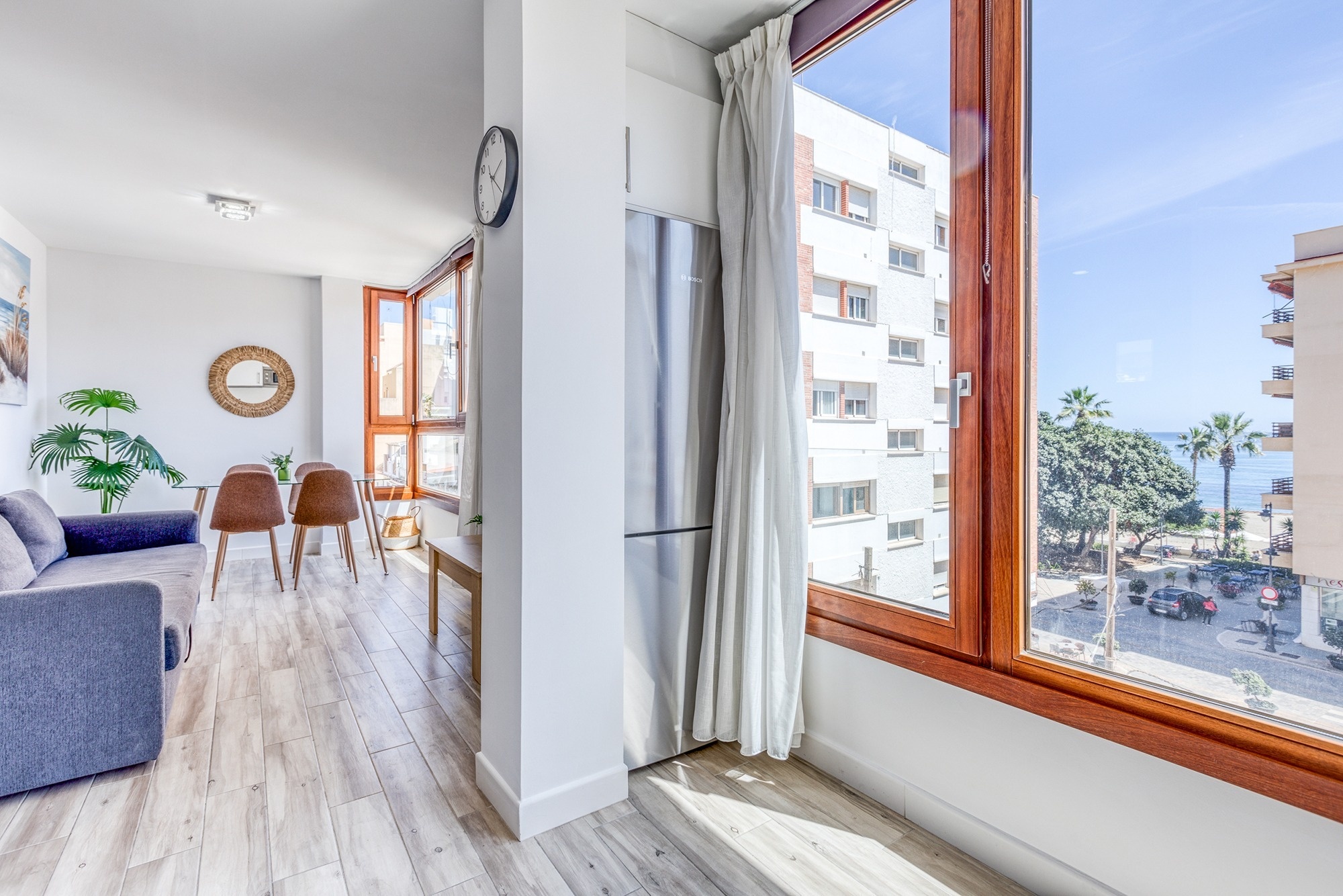 una habitación con dos camas , un escritorio y una televisión