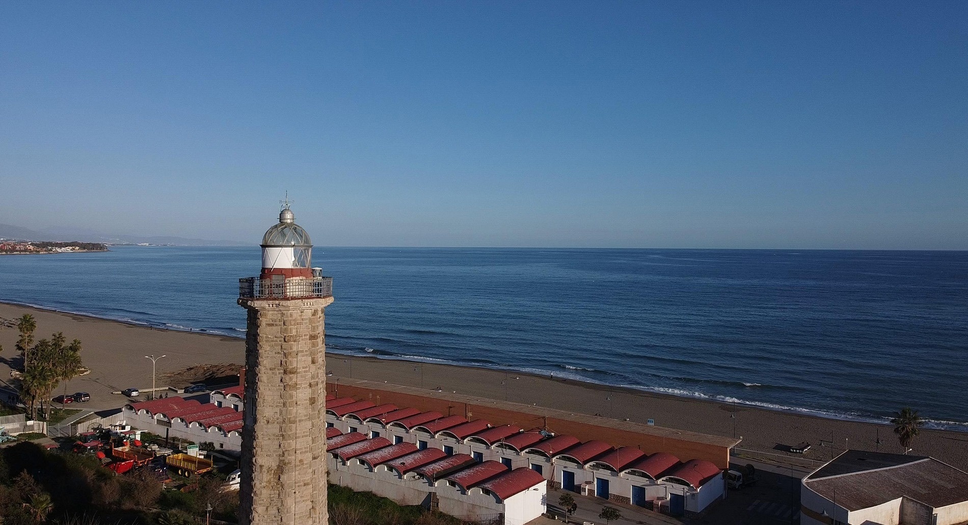 una vista aérea de un faro en la playa