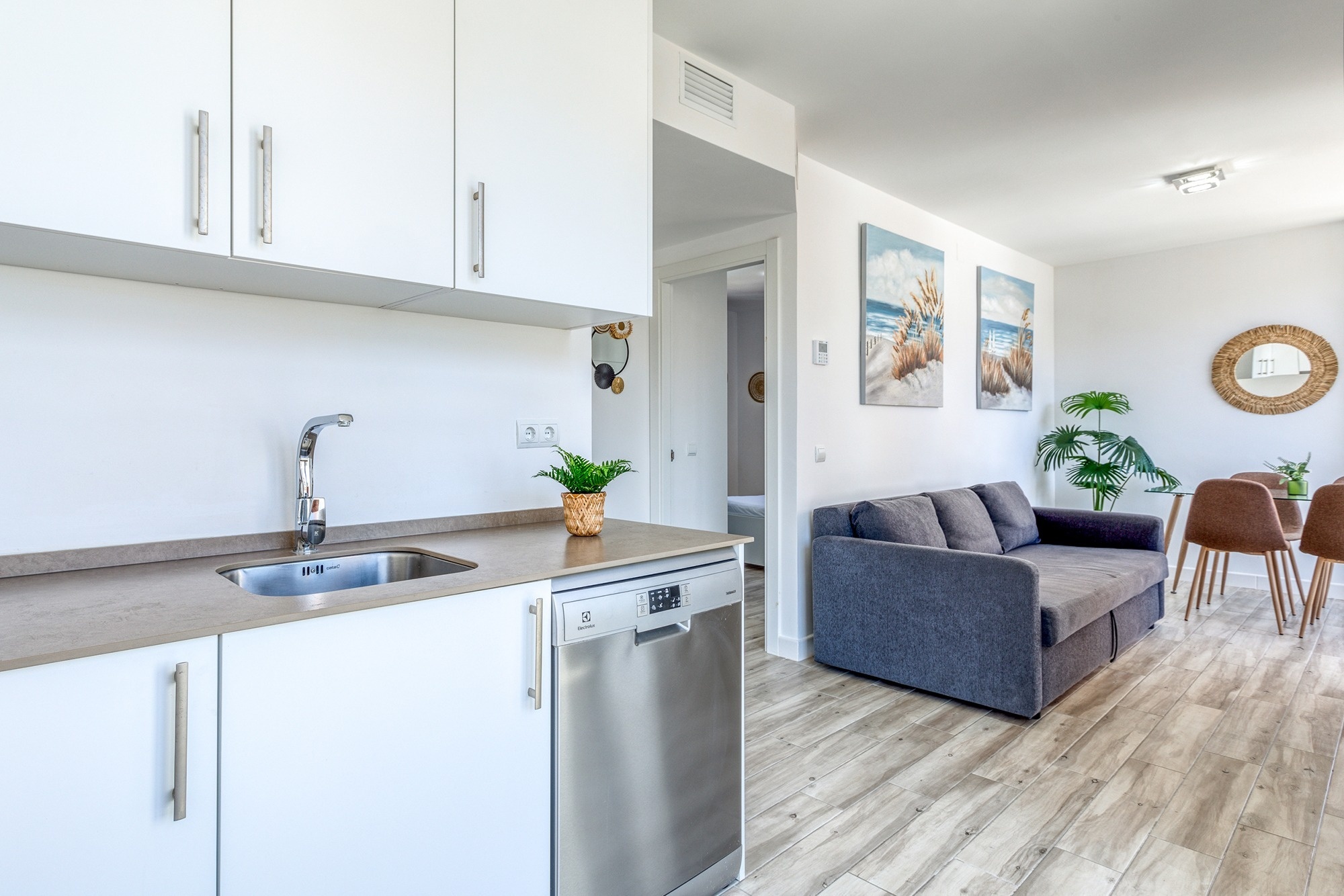 una ventana con una rejilla de hierro forjado y flores dentro