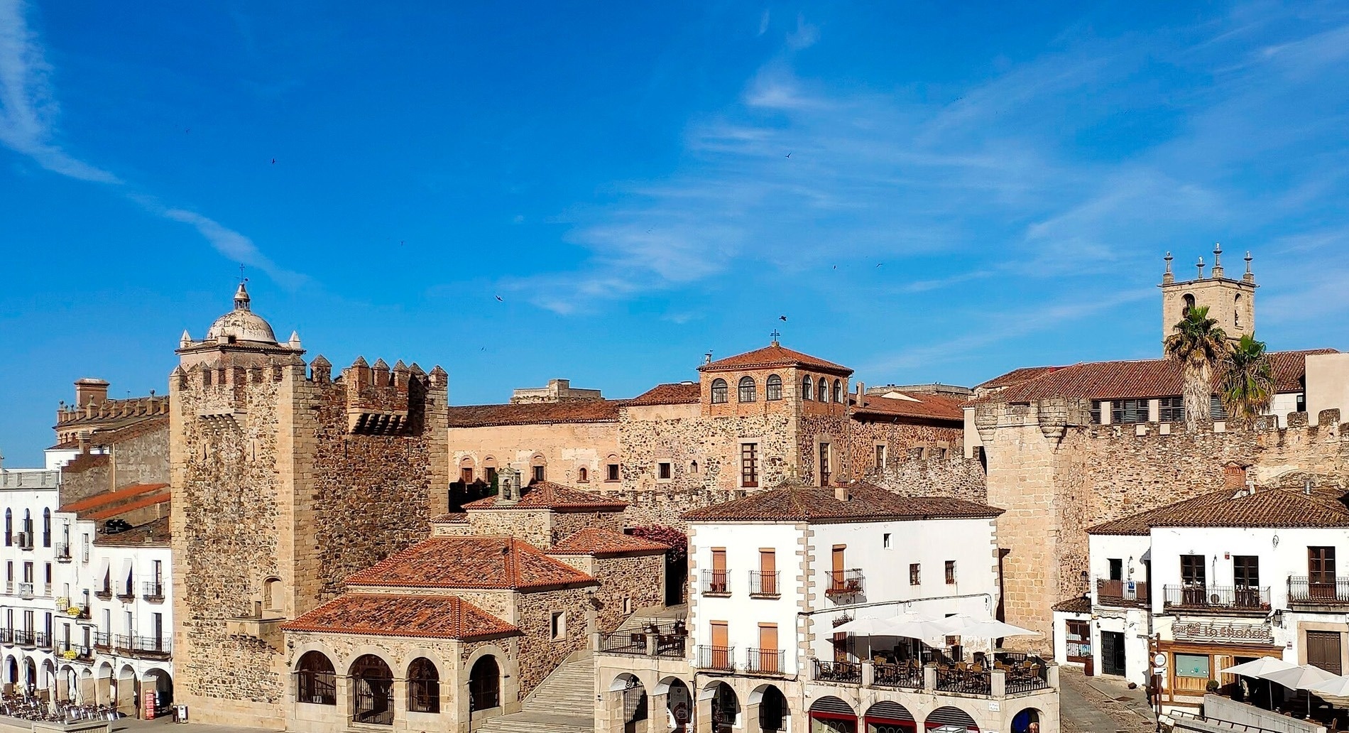 una vista aérea de un faro en la playa