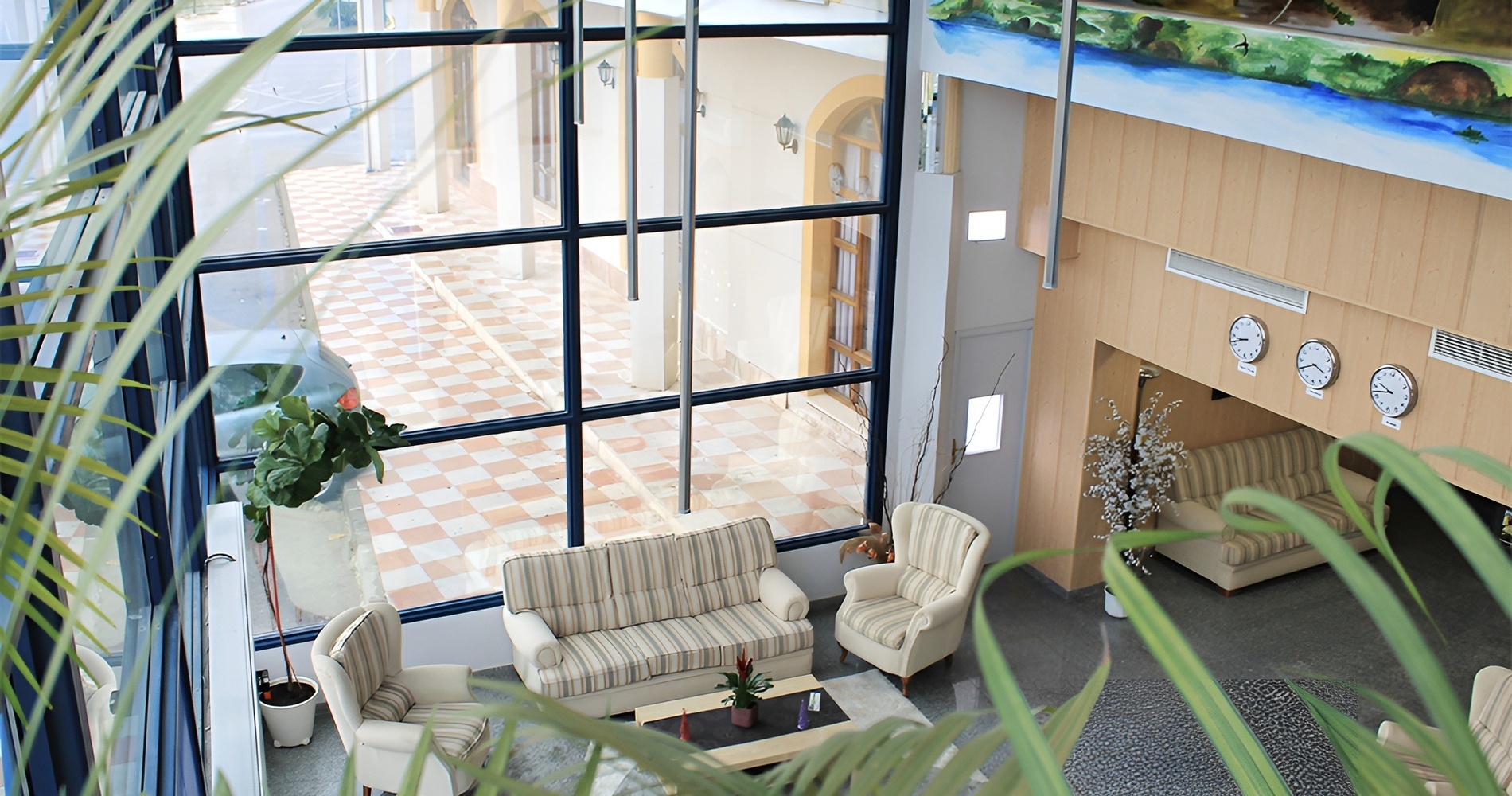 una playa con palmeras y el océano en el fondo