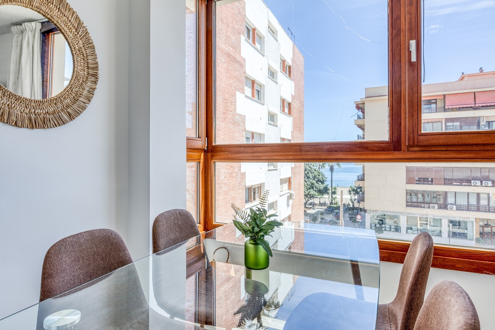 una playa con palmeras y el océano en el fondo