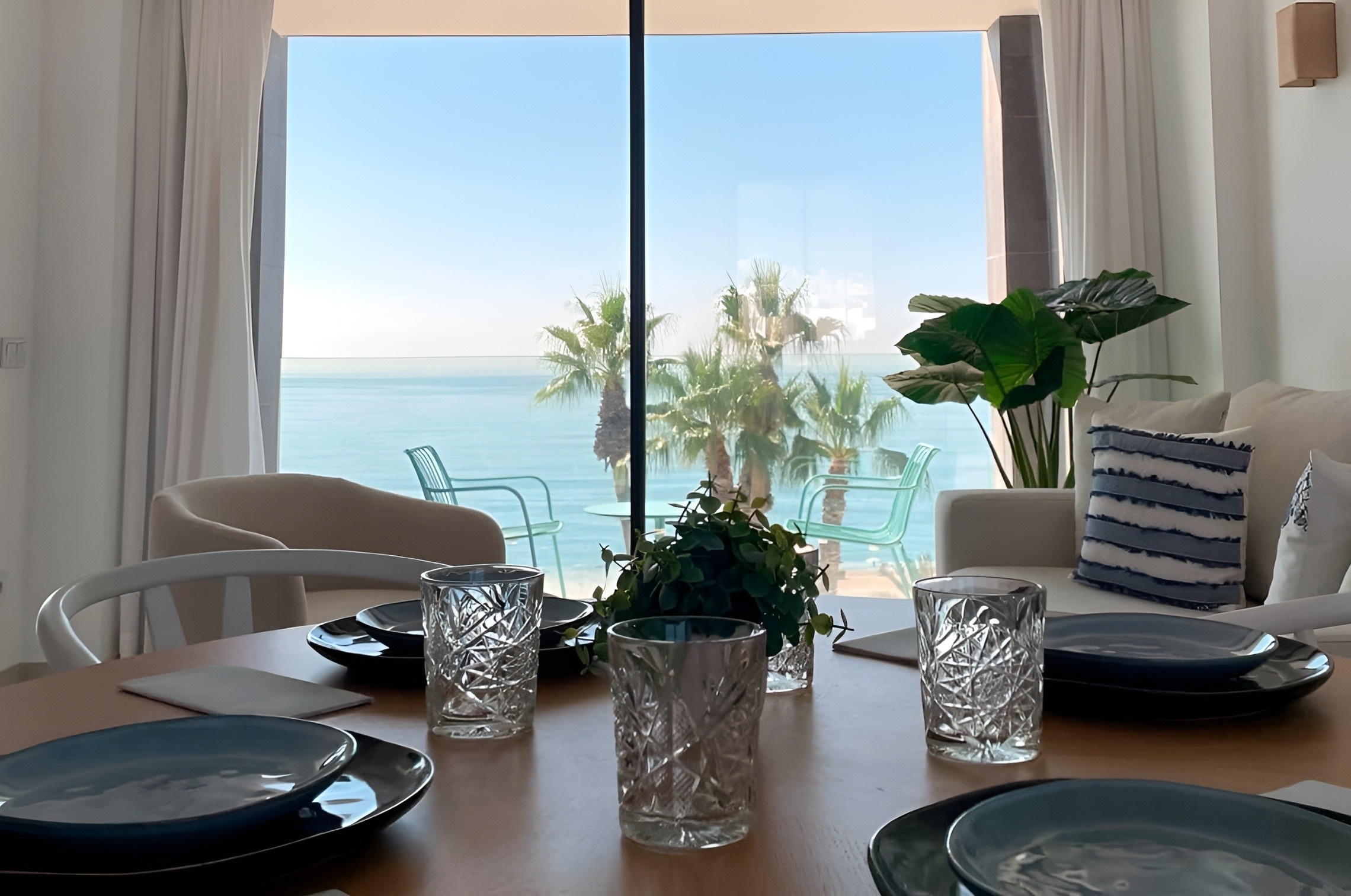 una habitación con un escritorio y un espejo