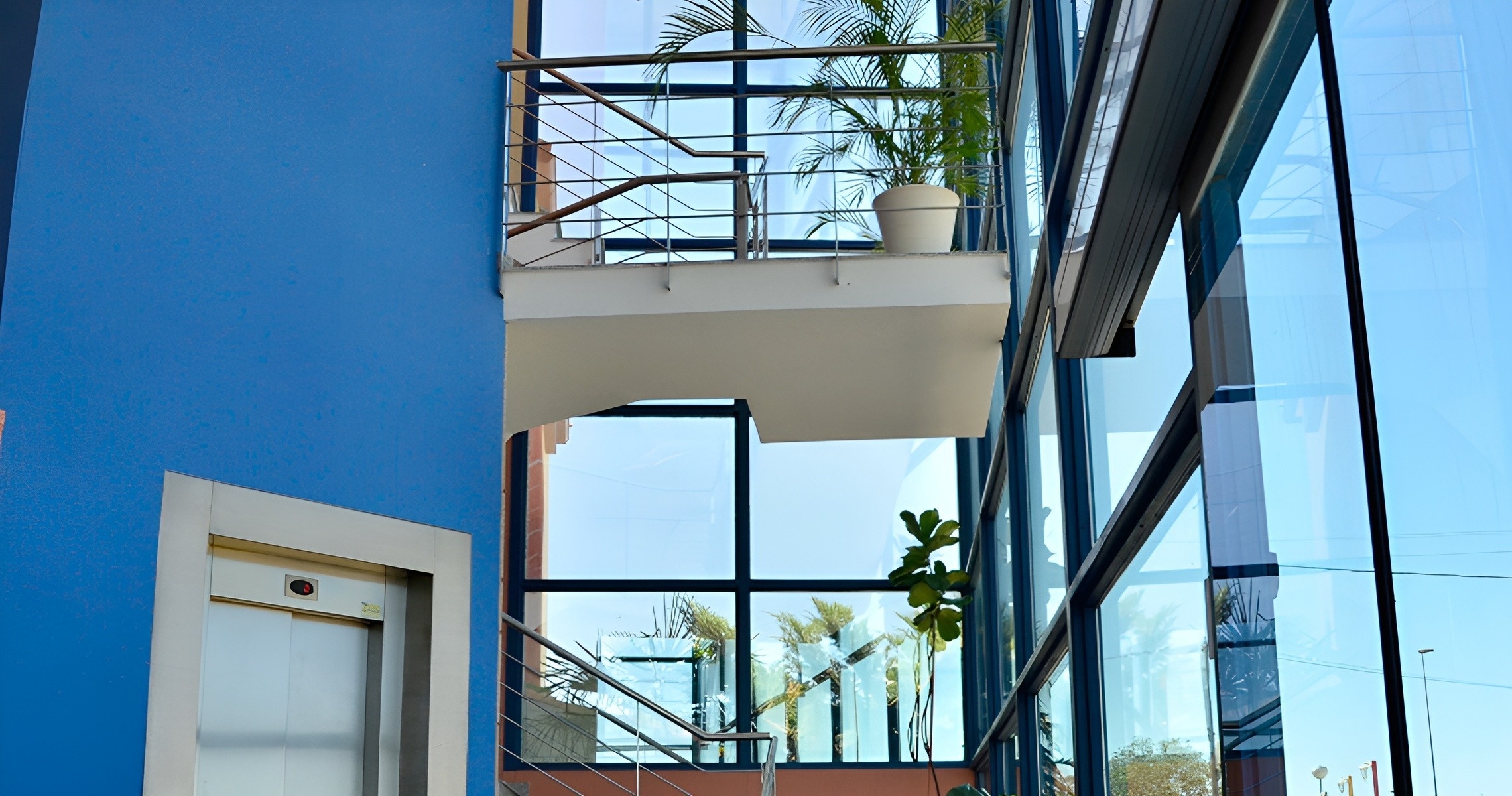 un mural azul y blanco que dice cafe bar