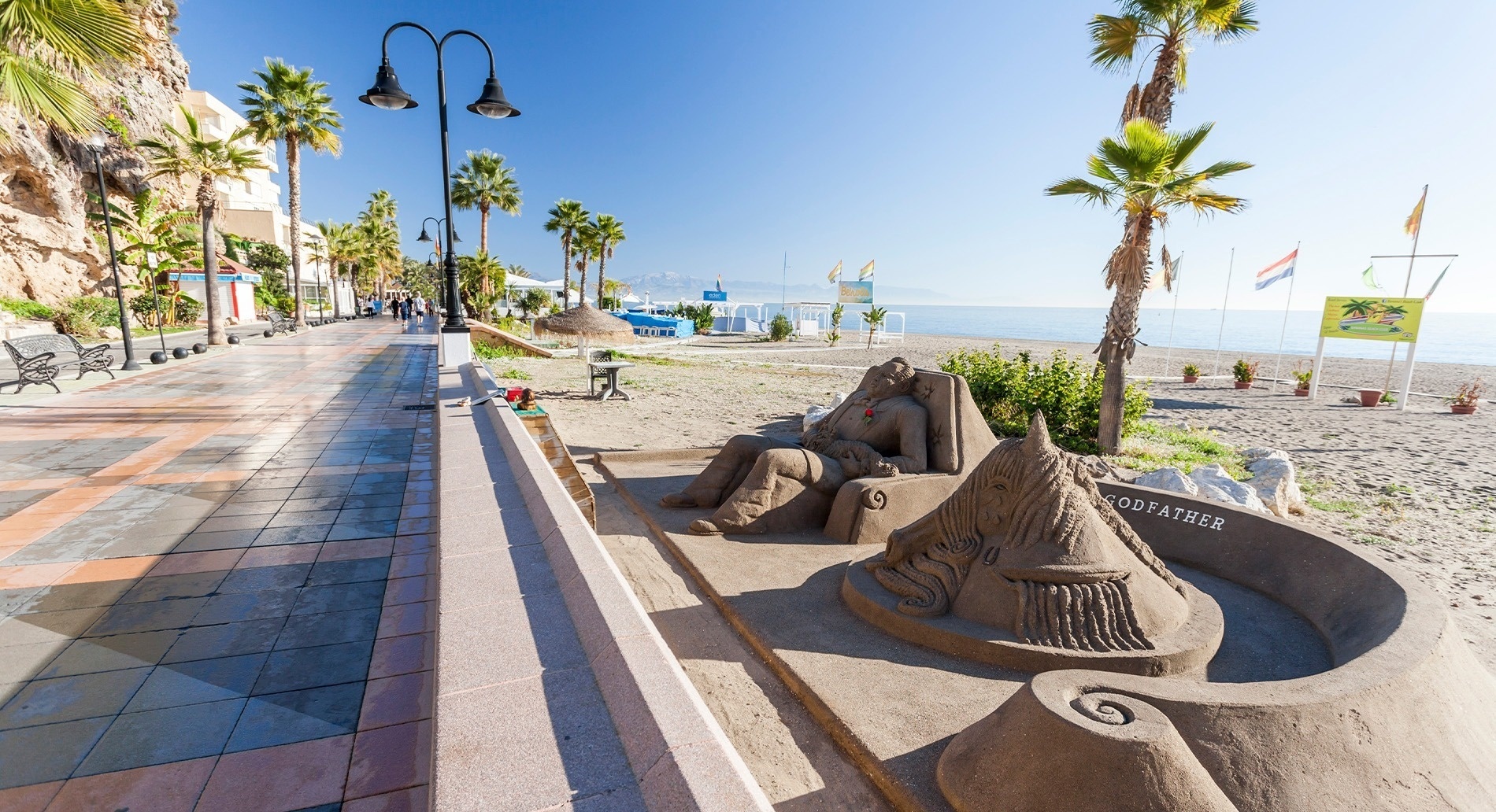 una vista aérea de una ciudad con un barco en el océano