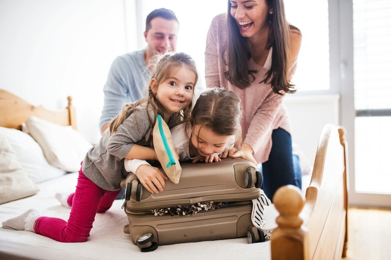 Famille riant en faisant ses valises au Daguisa: Font D'Argent Canillo.
