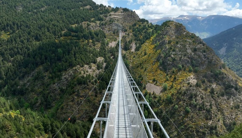 Roc del Quer i pont tibetà de Canillo