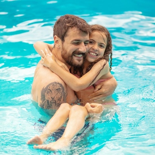 pare amb la seva filla a l'aigua