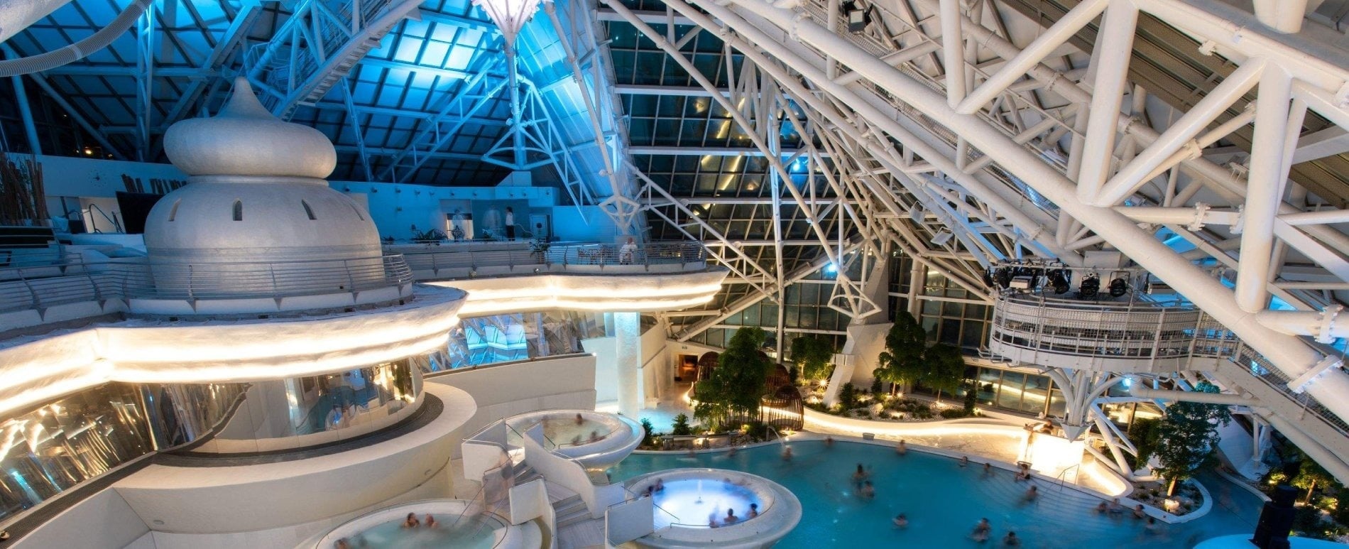 Spa Caldea : lagon intérieur et bains à remous nocturnes