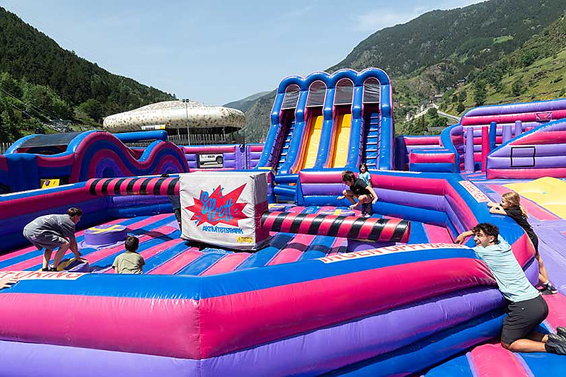 Parc inflable amb tobogans i jocs per a infants, ideal per a activitats familiars i Daguisa: Font DArgent Canillo a la muntanya.