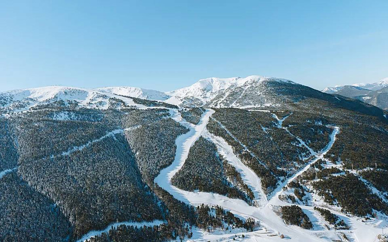 Una parella esquiant a Grandvalira Andorra