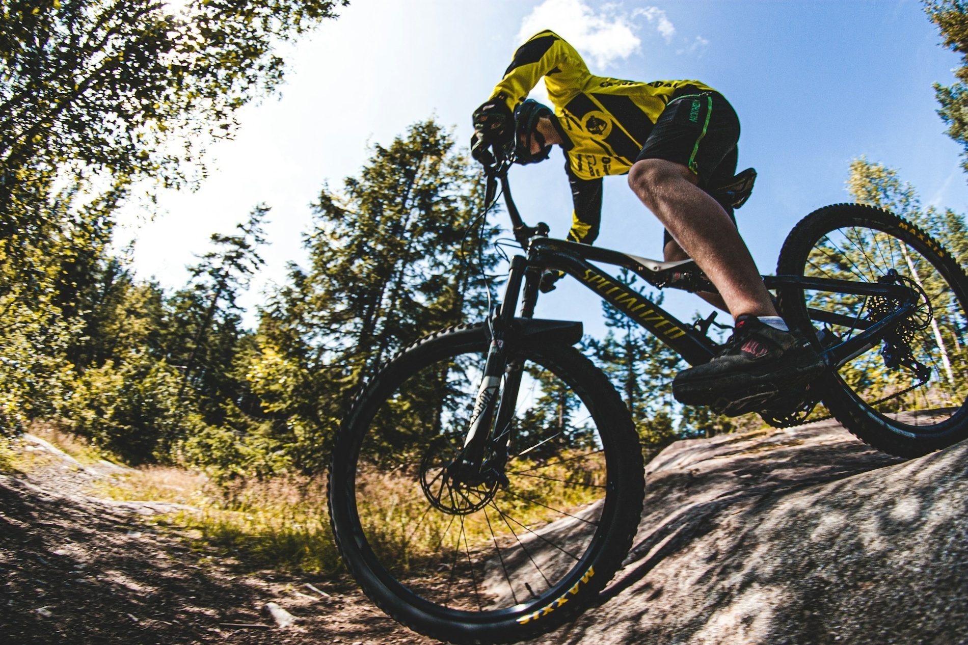 Ciclista en ruta de montaña, ideal para la Oferta Bike Park Andorra: Forfait + Noche en Arinsal.