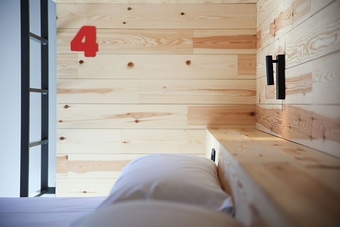 una pared de madera con el número 4 pintado en rojo