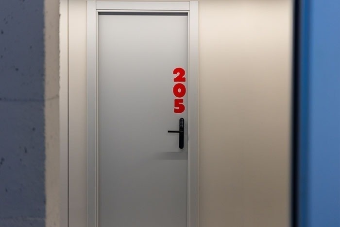 una puerta blanca con el número 502 en rojo