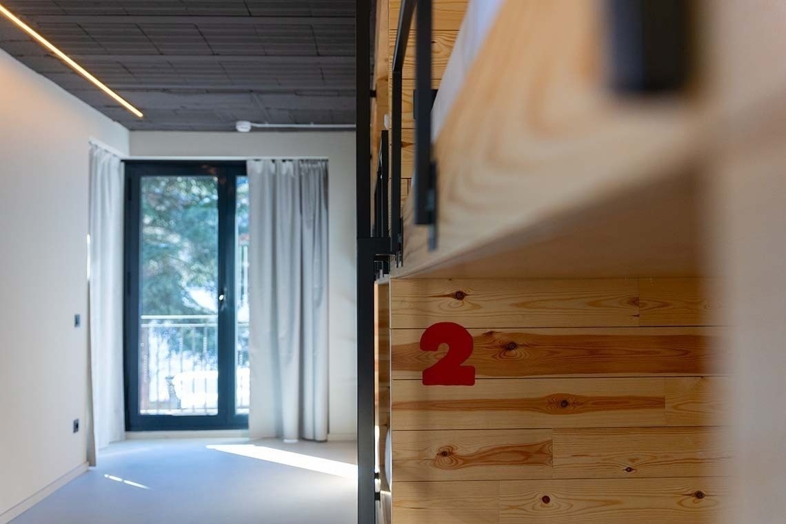 una pared de madera con el número 2 pintado en rojo